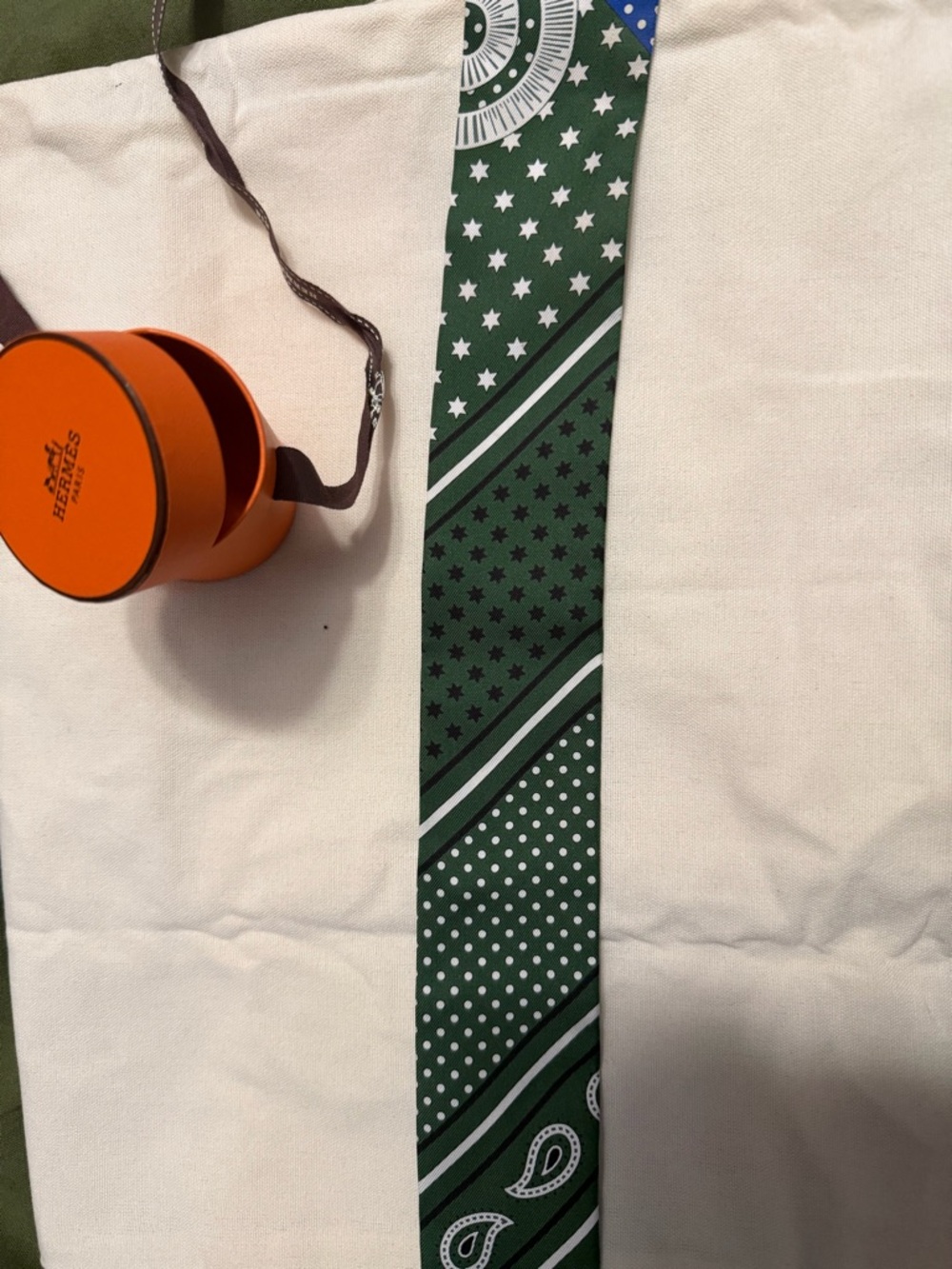 Hermès “Eperon D'or Bandana" Twilly
EUC  no stains, no tears - Picture 5 of 8